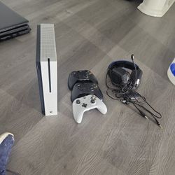 Xbox One Plus 2 Controllers