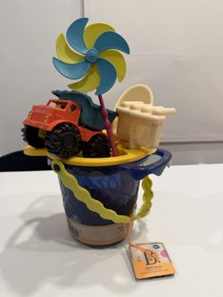 Brand new with tags 9-piece sand toy set 