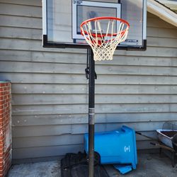 Lifetime 7-10ft Adjustable Basketball Hoop.  Good Condition.