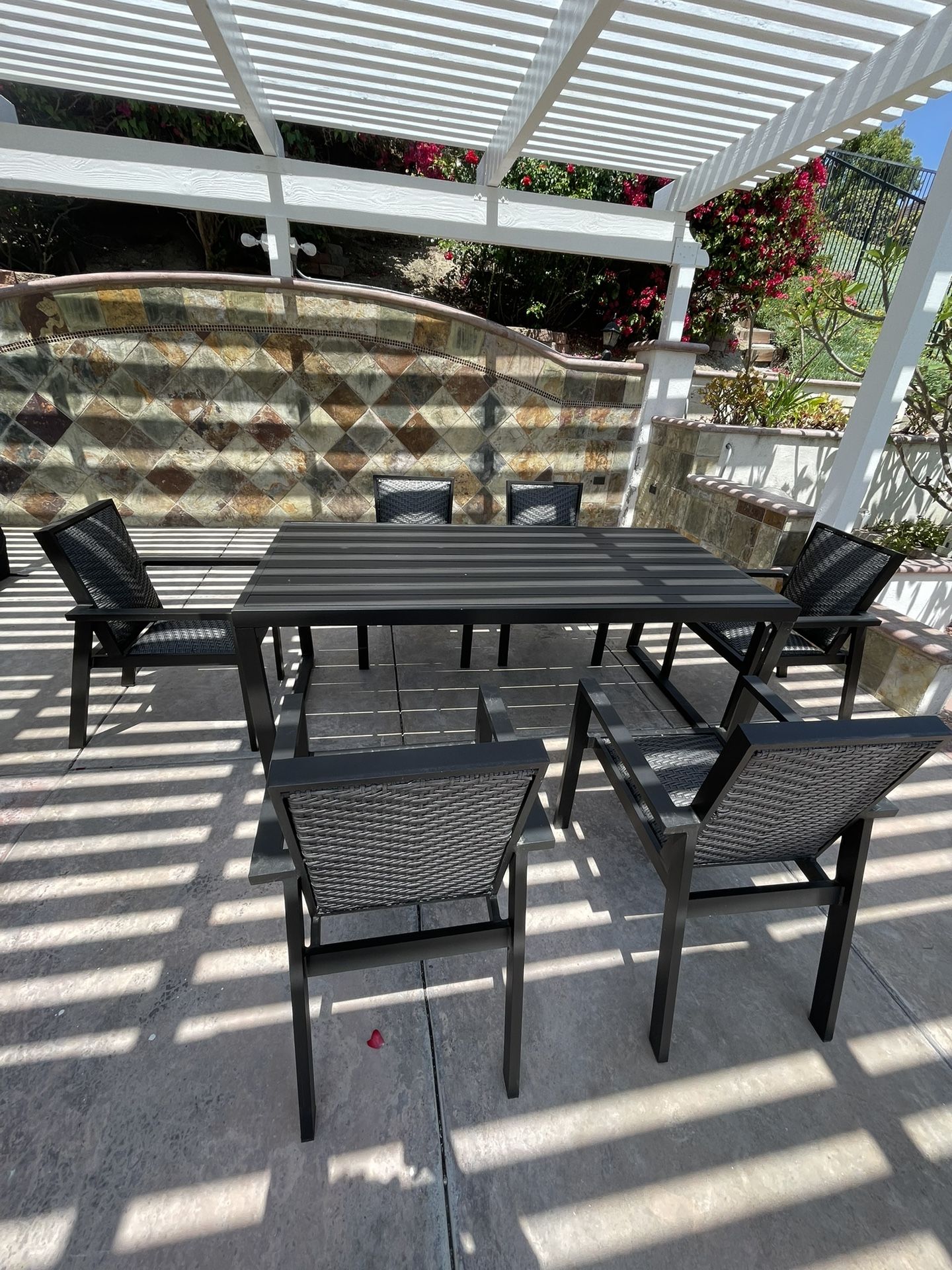 Outdoor dining table, black powder coated aluminum dining table with 6 matching chairs in excellent condition. Dimensions: 80”L x 40”W x 30”H
