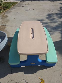 Fuente y mesa para niños pequeños