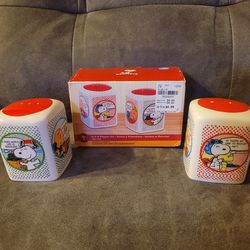 Gibson SNOOPY Peanuts Salt and Pepper Shakers Comic Strip Design Red White