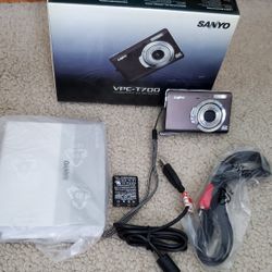 $10- Sanyo DIGITAL Camera Compact- VPC-T700