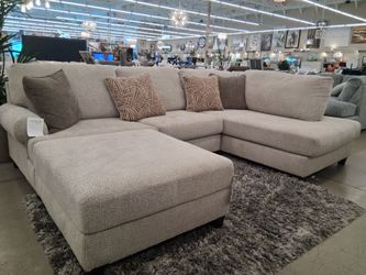 2PC sectional with chaise in transitional style