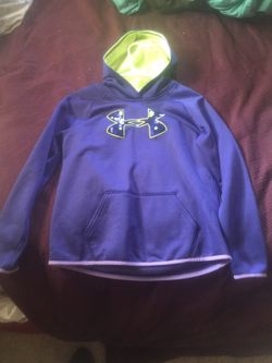 Under amour kids large hooded sweat shirt