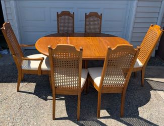 Oak Dining Table & 6 chairs