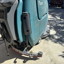 Battery power floor scrubber