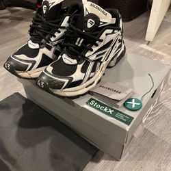 Balenciaga runners black n white