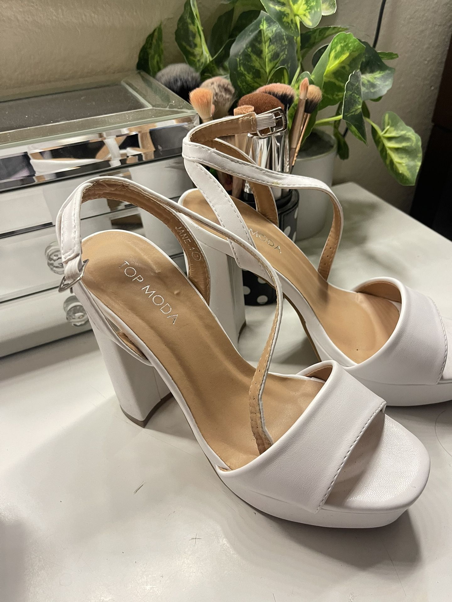 Cute white heels 