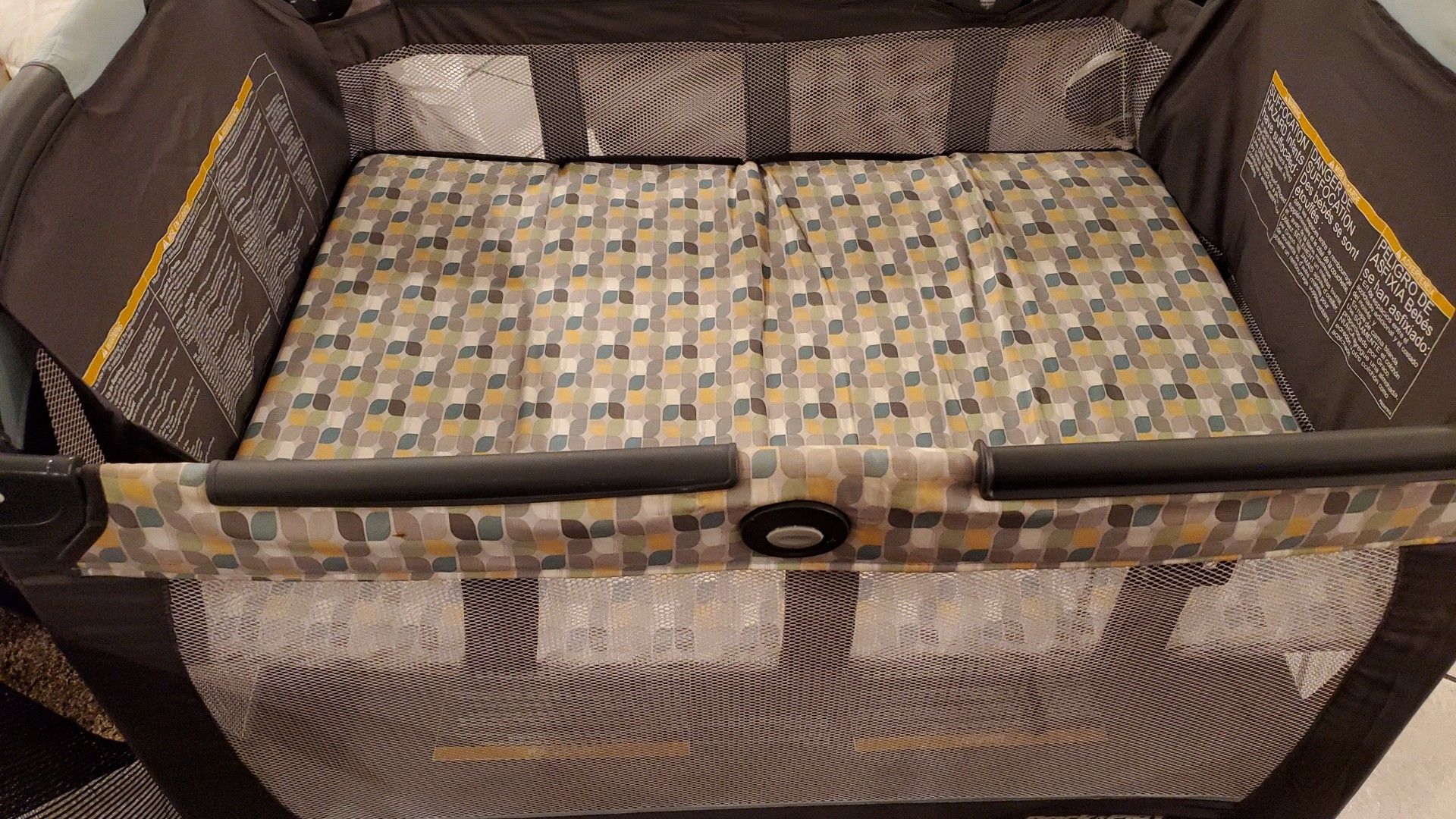 Graco baby playpen. It comes with bag for easy storage.