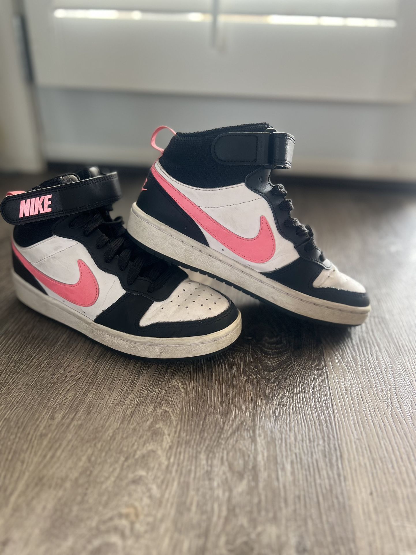 Nike Court Borough Mid 2 size 4Y