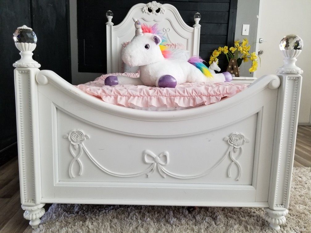 Girls twin princess bed