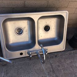 Vendo sinks de Cocina sinks de baño,garbage disposal,campaña de cocina,medicine cabinet, todo en muy buenas condiciones