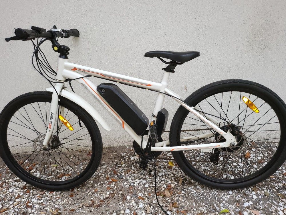 WHITE ELECTRIC BIKE OUTDOOR