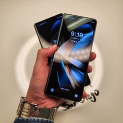 Samsung Galaxy Z FOLD 4 256GB Unlocked | Local Delivery Available 