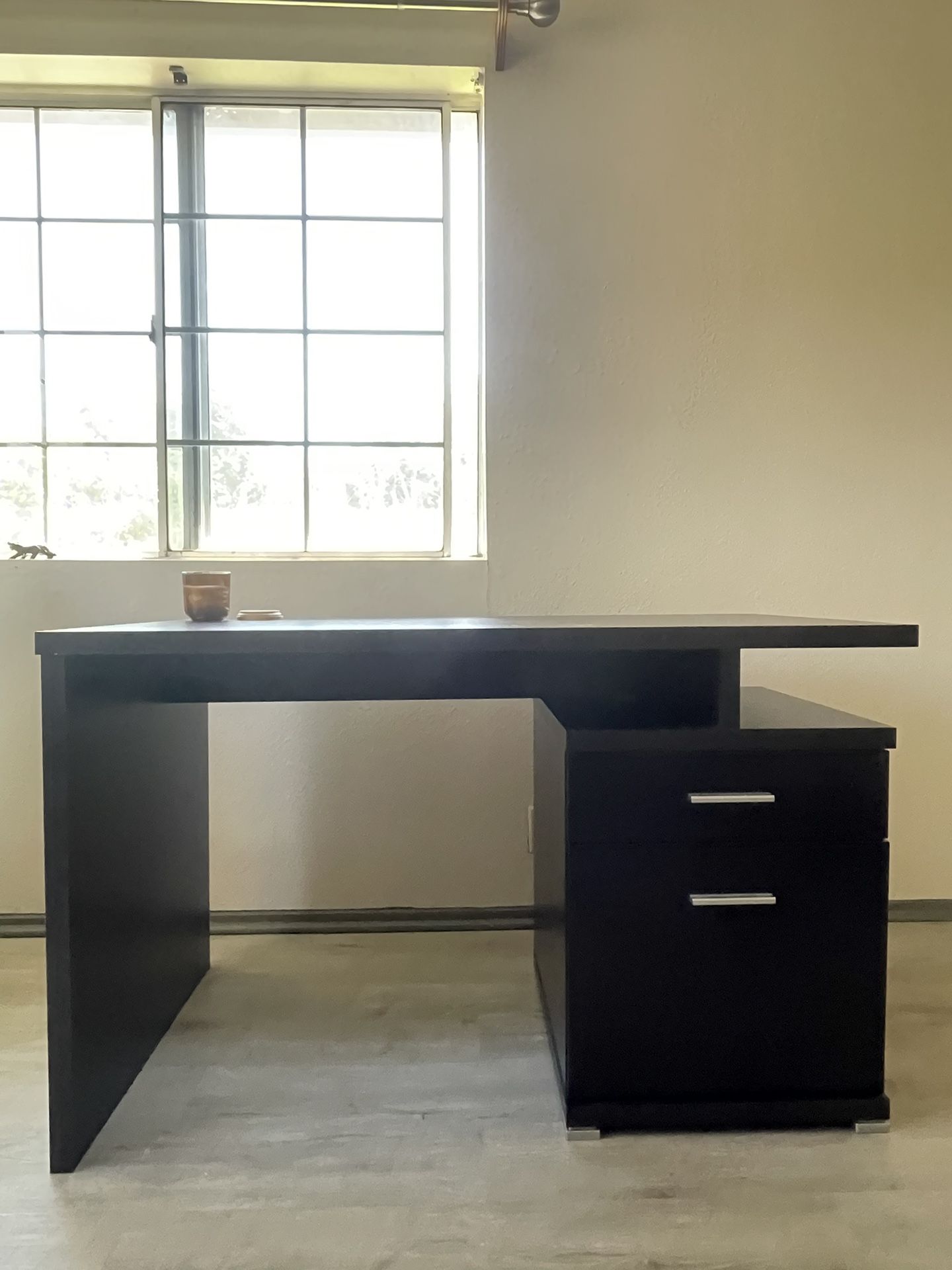 Desk - Dark brown (near black)
