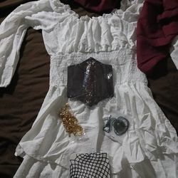 woman's pirate costume 