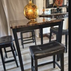 High Table With 4 Bar Stools Exelent Condition 