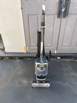 Shark lift away vacuum cleaner