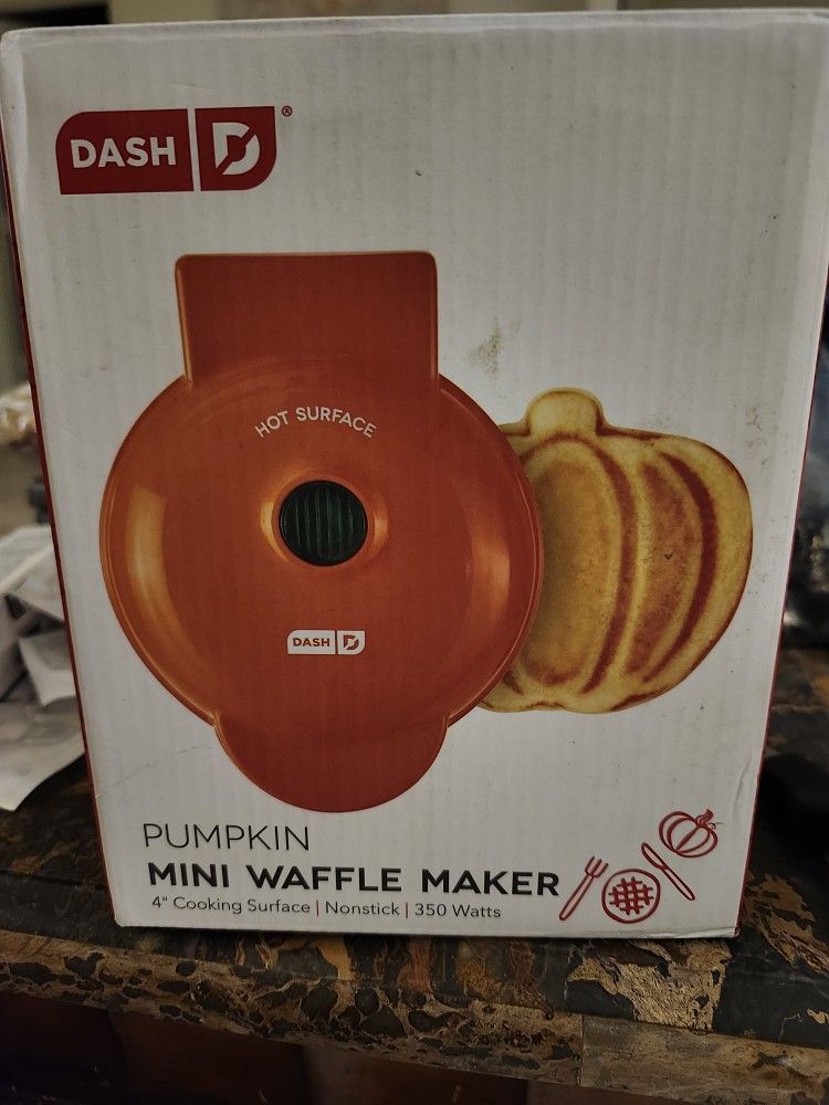 Dash Pumpkin Mini Waffle Maker