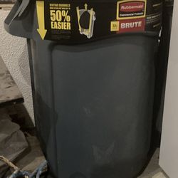 RUBBERMAID BRUTE Commercial Can