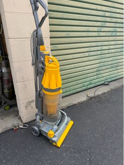 DYSON VACUUM YELLOW COLOR WORKS GOOD