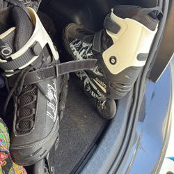 ROLLER SKATES - 