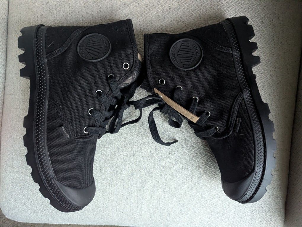 Size 7.5 NEW IN BOX Women's Palladium Boots Black