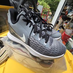 Nike LeBron Witness 5 In Cool Grey Size 7y Used