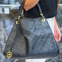 Louis Vuitton Empriente Artsy MM Noir leather handbag Mint