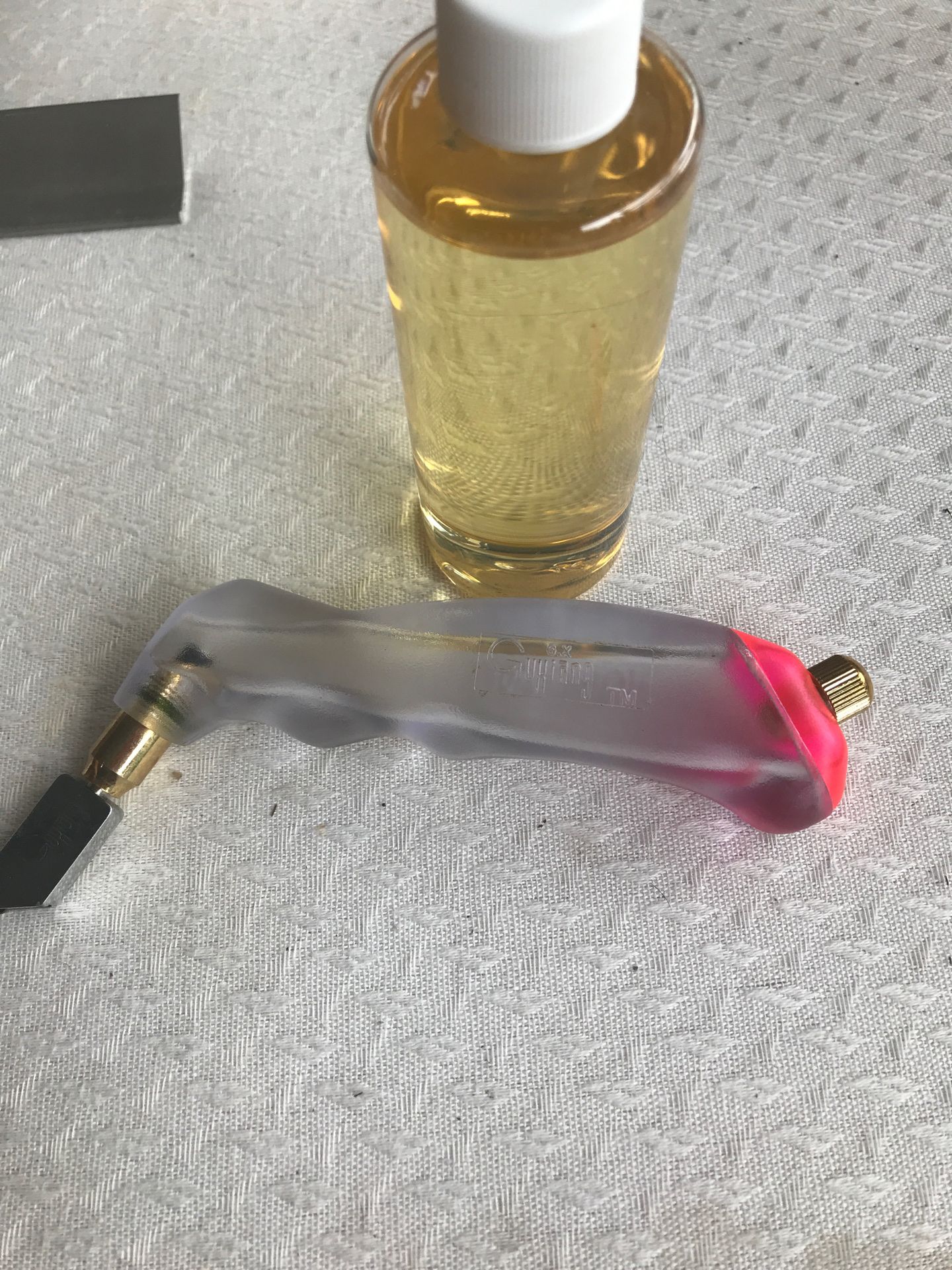 Guhiang glass cutter with bottle of oil