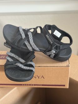 Megnya brand Women’s water sandals shoes - Size 8
