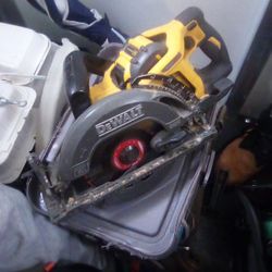 DEWALT Chainsaw