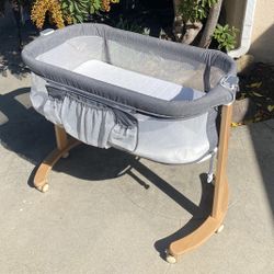 Like New Baby Bassinet With 6 Swivel Wheels