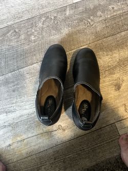 Women’s shoes. You could see it has a little thicker hill on it not a flat hill on it …. Refurbished I put they’re very clean inside conditioner on th