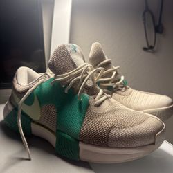 Nike Zoom GP Challenge 1 HC Premium tennis shoe in the "Phantom/Barely Volt" colorway.