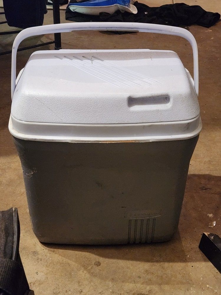 Rubbermade Cooler Medium Size