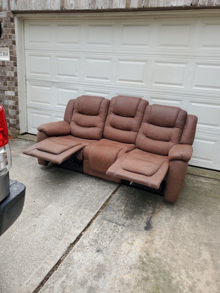 Gorgeous  Clean Like New 3 Seater Recliner Sofa 