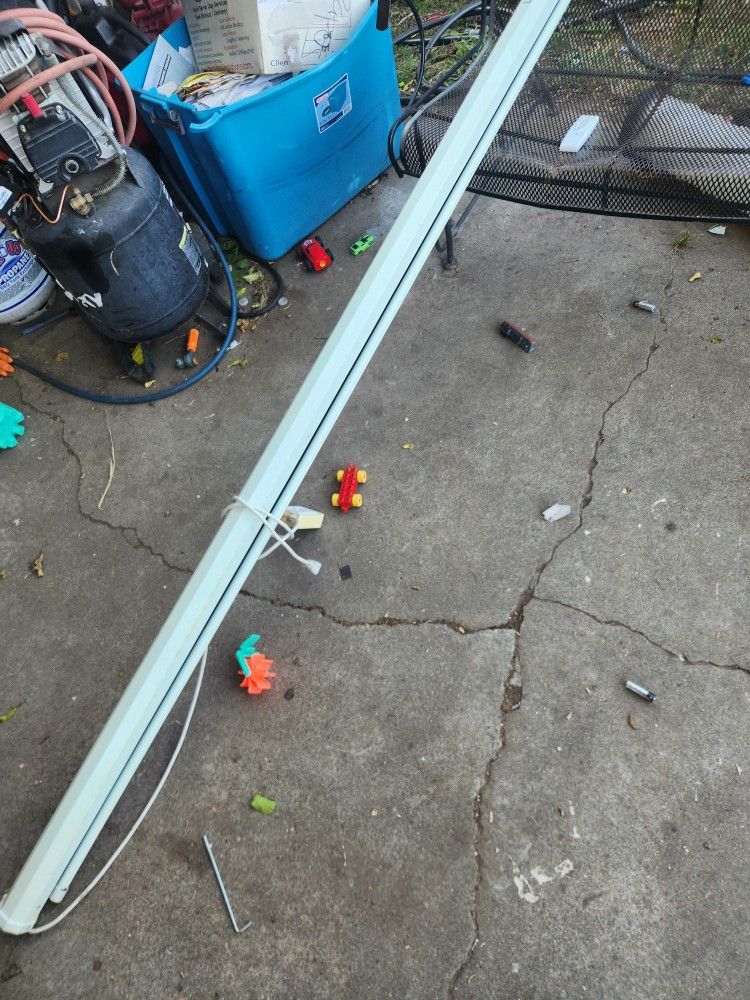 100" Projector Screen With Remote