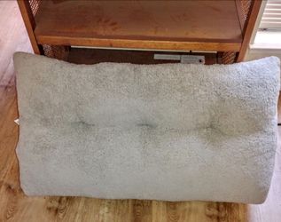 LARGE WEDGE PILLOW