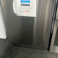 SAMSUNG.  DISWASHER STAINLESS STEEL WITH 3 RACK WASHING SYSTEM 