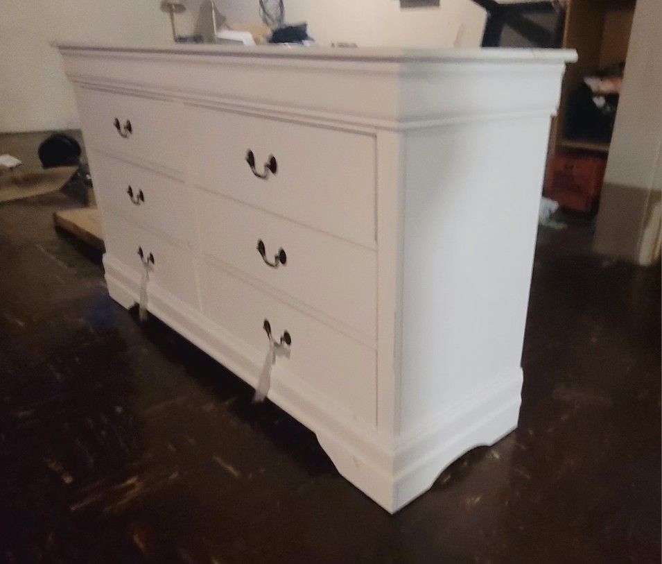 6 Drawer Dresser And Mirror Bundle 