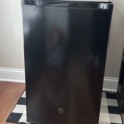 GE Mini Fridge 4.4 (Black)