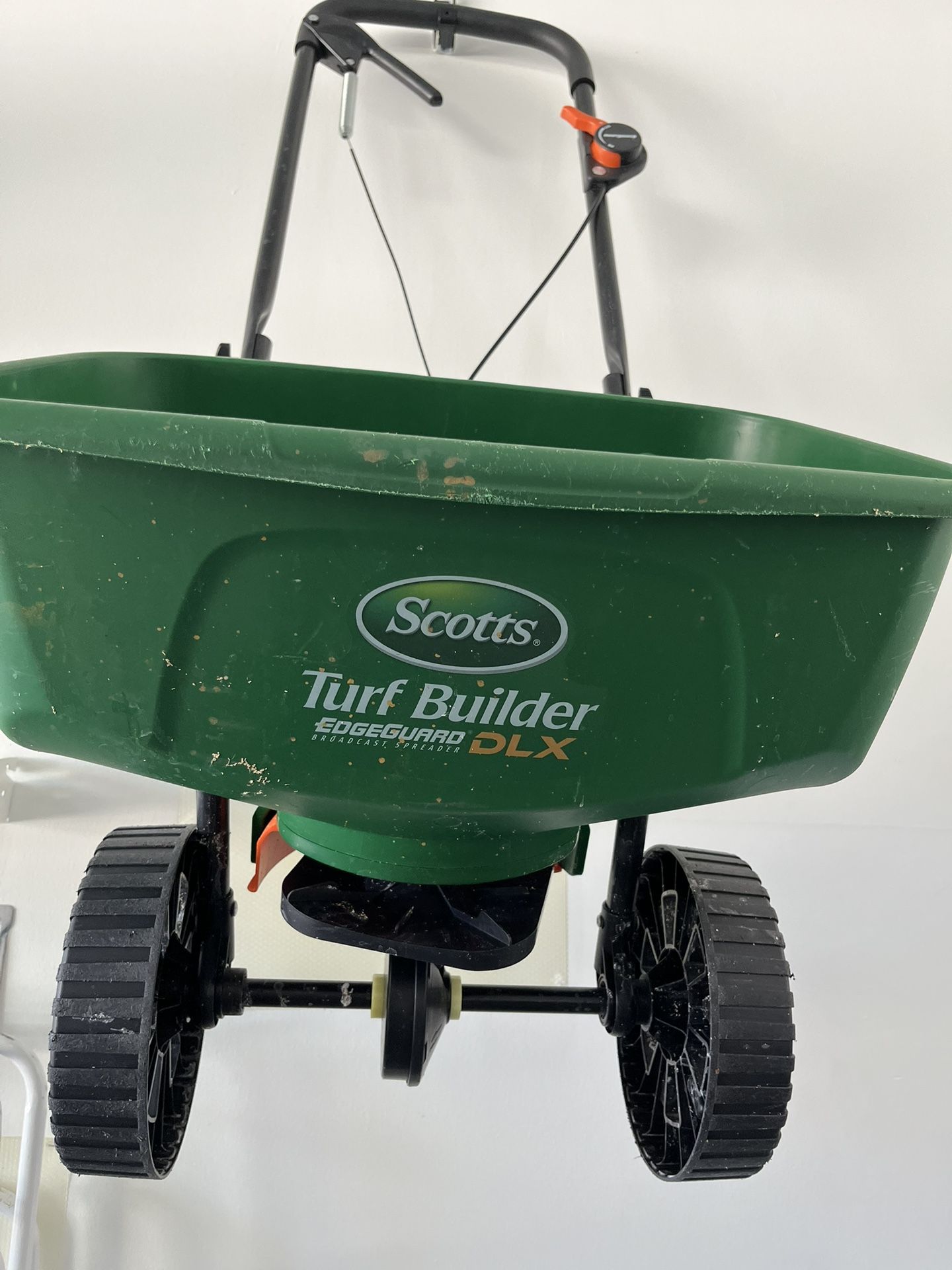 Scott’s Turf Builder DLX