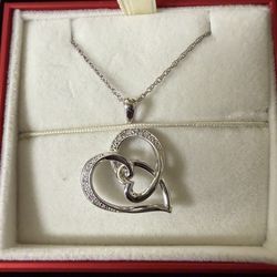 Solid 925 silver necklace and pendent with natural diamonds.