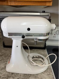 White kitchen aid stand mixer