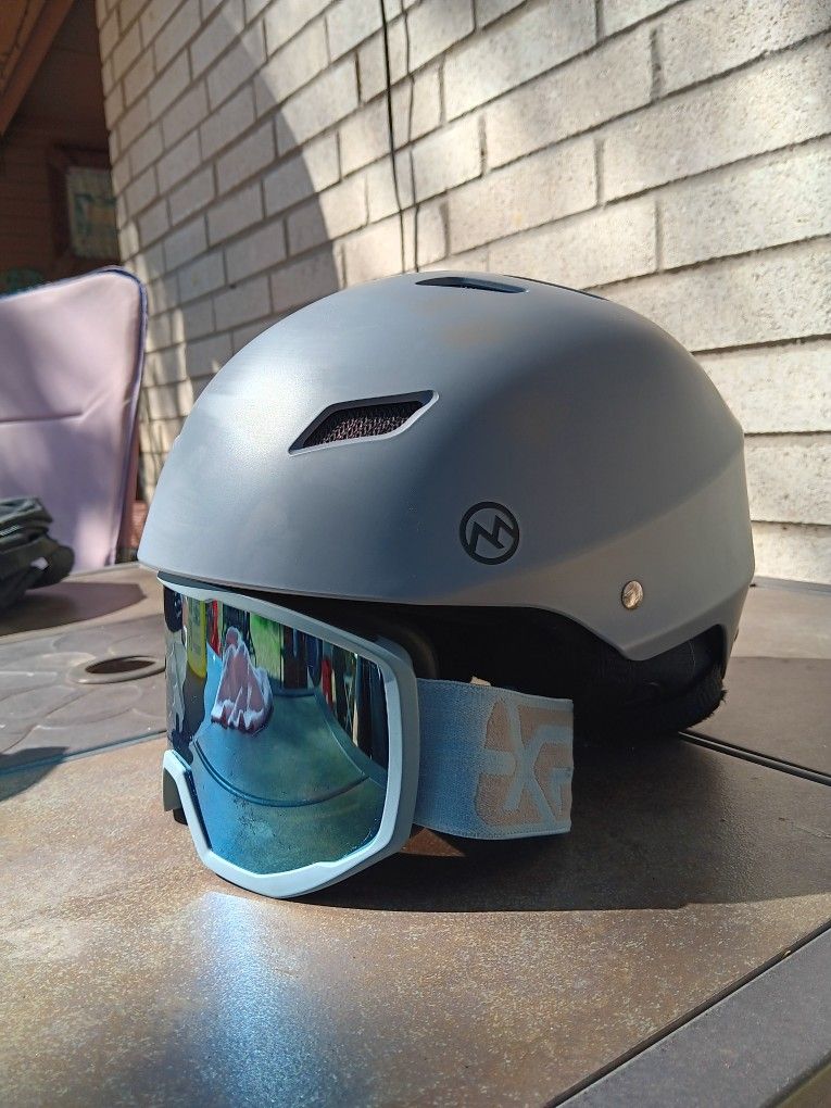 Outdoor Master Helmet with goggles 