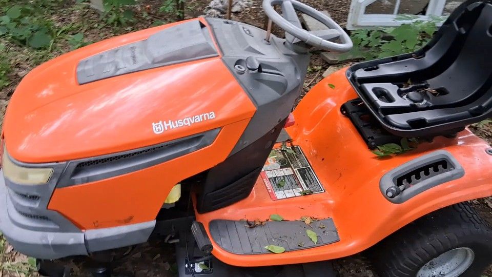 HUSQVARNA RIDING LAWNMOWER