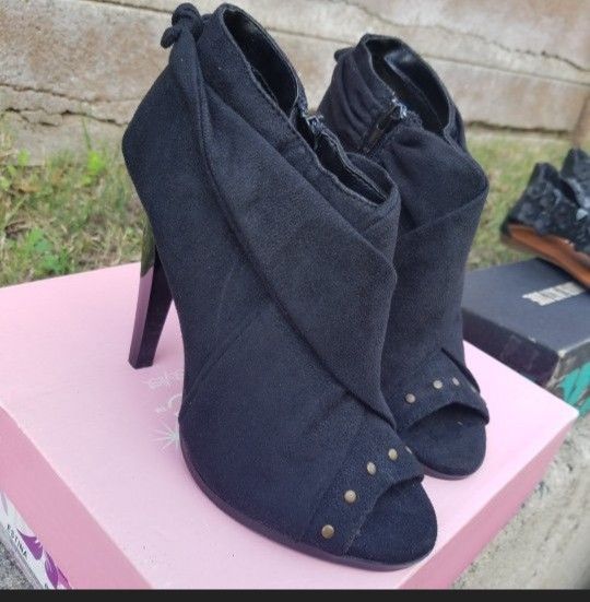 Black Heels Peep toe Shoes... Tacones. Tacón. Zapatos Negros