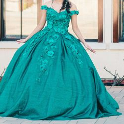 Emerald Green Quinceañera Dress + Crinolina